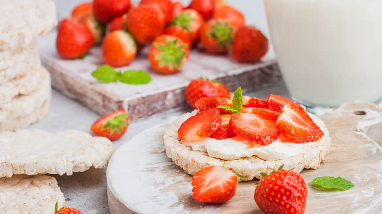 Strawberry and yogurt rice cakes