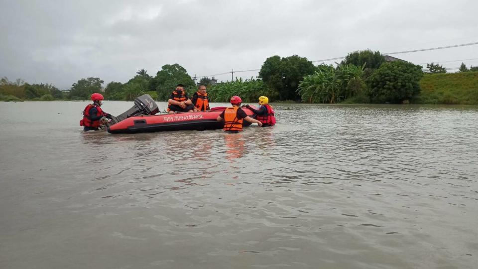 消防人員駕駛橡皮艇，成功將8位遊客撤離。   圖: 翻攝自消防署臉書