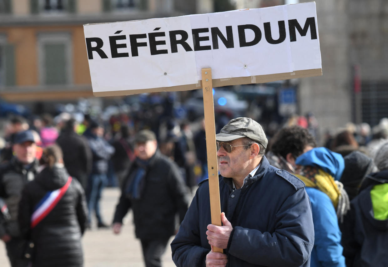 Un manifestant réclame un référendum lors d'une manifestation contre la réforme des retraites au Mans le 7 mars 2023 (Photo JEAN-FRANCOIS MONIER / AFP)