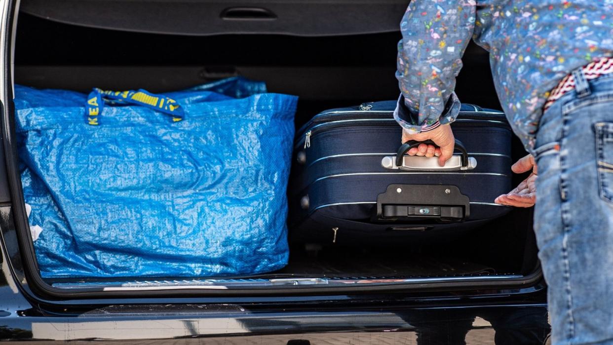 Gepackte Koffer werden in ein Fahrzeug geschoben - doch wo darf ich jetzt noch hinfahren?