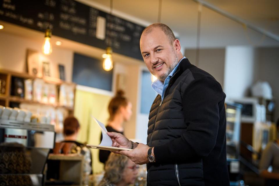 Frank Rosin tut immer sein Bestes, um Restaurants zu retten - auch wenn sie es ihm manchmal besonders schwer machen (Bild: kabel eins/Willi Weber)