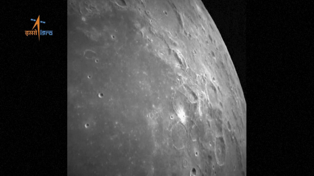 Индийският лунен роувър продължава да се разхожда по Луната, дни след историческото кацане на космическия кораб