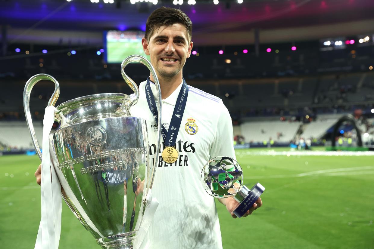 Thibaut Courtois posa con la copa de la Champions y el trofeo al MVP de la final. (Foto: Alexander Hassenstein / UEFA / Getty Images).