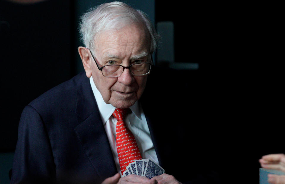 Warren Buffett, CEO of Berkshire Hathaway Inc, plays bridge as part of the company annual meeting weekend in Omaha, Nebraska U.S. May 6, 2018. REUTERS/Rick Wilking