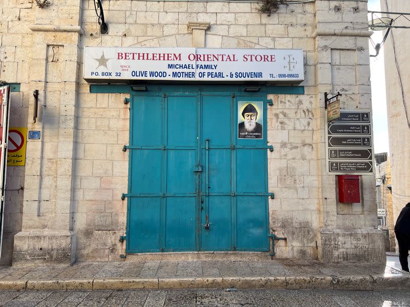 Foto del sábado de una tienda de recuerdos cerrada en una calle junto a la Iglesia de la Natividad y la Plaza del Pesebre de Belén, en Cisjordania