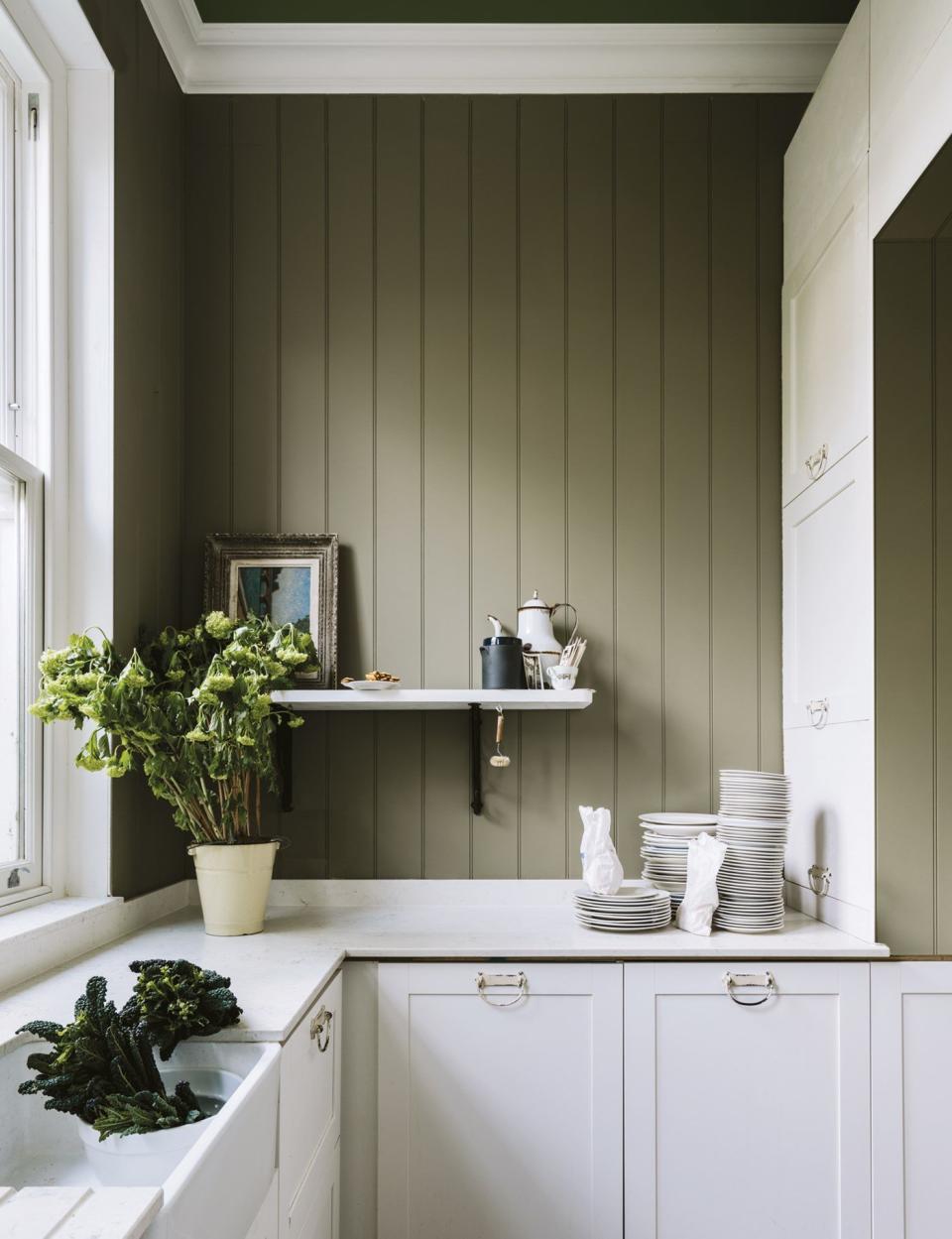 11. Pick warmer tones for a country kitchen