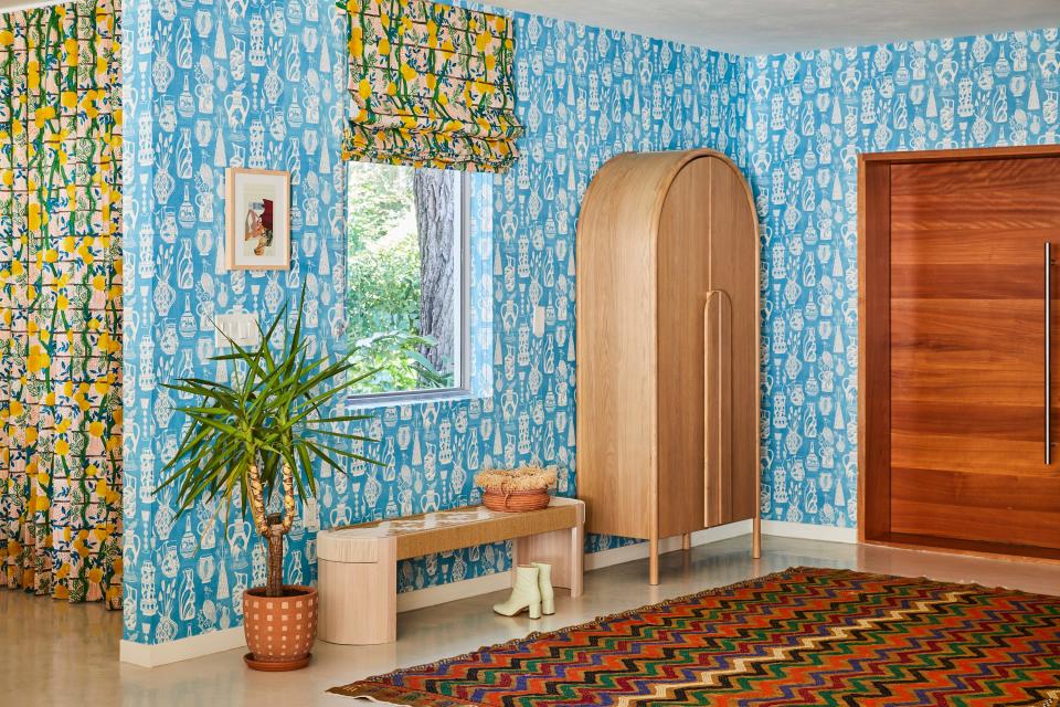 Nothing says welcome home quite like this Coral Gables entryway. The walls are covered in the Marthe Armitage pattern Jugs, which was recast in a Farrow & Ball blue. The windows are draped in Jim Thompson’s Garden Party fabric.