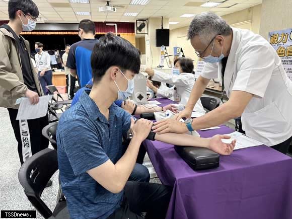 三重警分局為體恤員警執勤辛勞，特商請天主教耕莘醫院前來分局幫員警進行健康檢查。（圖：三重警分局提供）