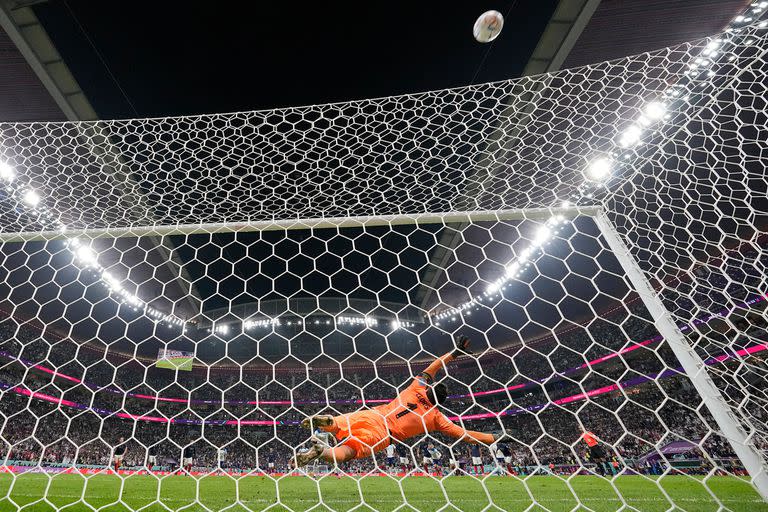 El penal de Harry Kane y la pelota por encima del travesaño; Francia eliminó a Inglaterra por 2-1 en cuartos de final y se medirá con Marruecos