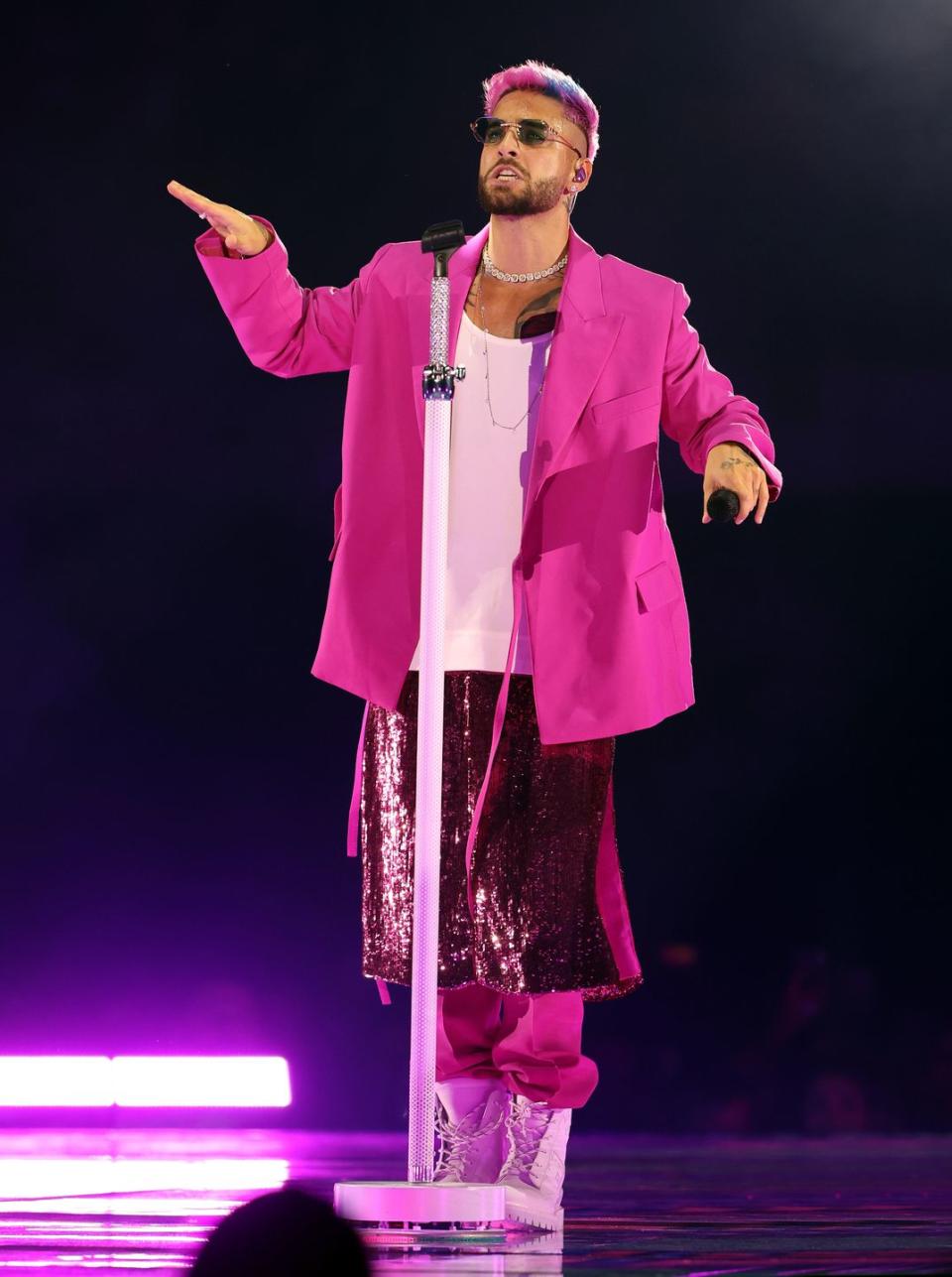 <p>Si te atreves con todo, haz como el cantante de Medellín y suma un pantalón de lentejuelas a tu traje rosa fucsia.</p>