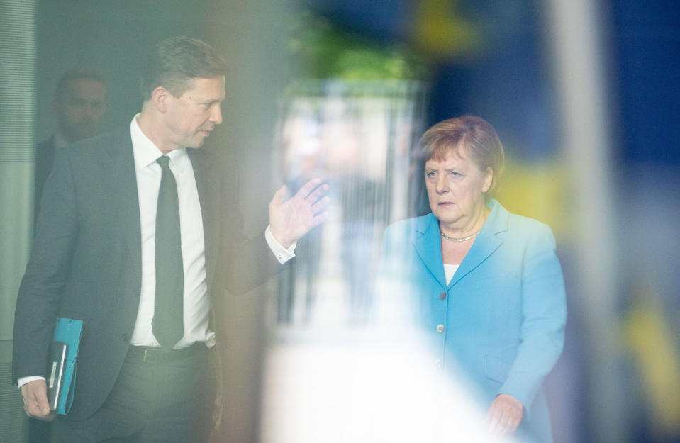 Bundeskanzlerin Angela Merkel (CDU) geht vor dem Empfang des irischen Präsidenten im Juli 2019 neben dem Regierungssprecher Steffen Seibert durch das Bundeskanzleramt. (Bild: Kay Nietfeld/dpa)