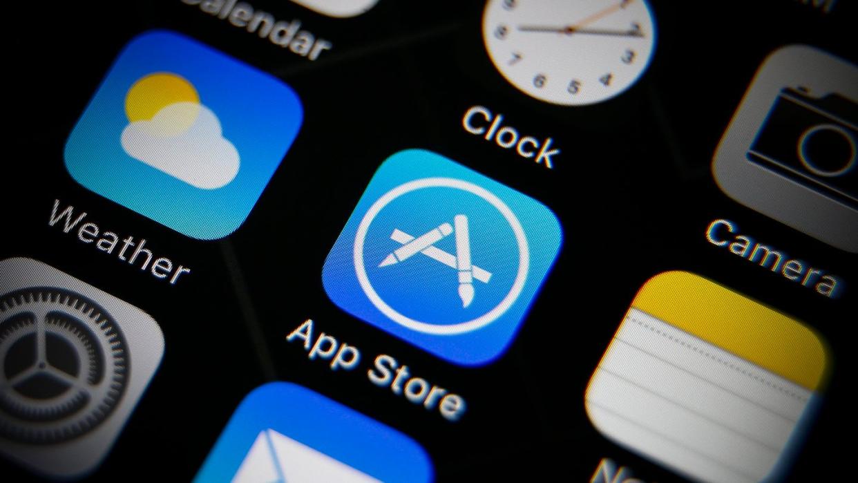 Das Icon des App Stores (M) auf dem Schirm eines iPhones.U»)