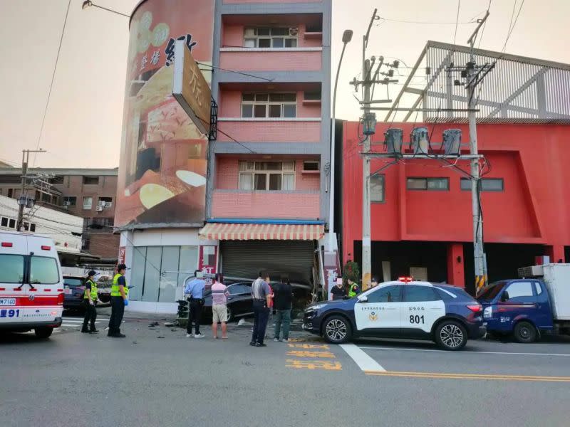 ▲李男酒駕失控，撞進路邊店家。（圖／翻攝記者爆料網）