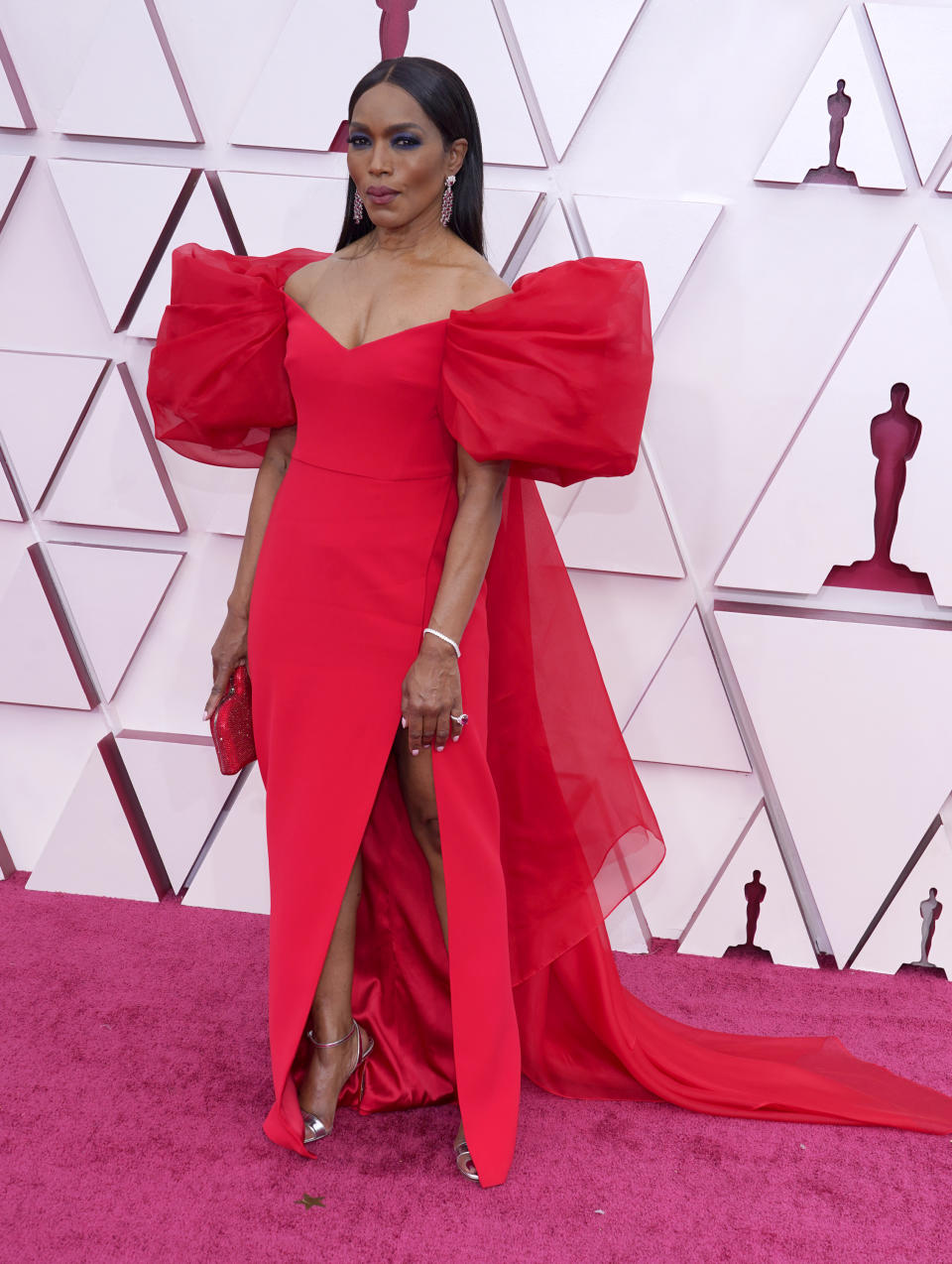 <p>Como si los años no pasaran por ella, Angela Bassett se lució con un hermoso traje en rojo, con mangas maxi y pronunciada apertura en un costado. Por detrás el elaborado traje simulaba un moño gigante. (AP)</p> 