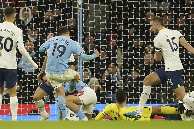 El momento exacto del gol de Julián Álvarez ante Tottenham, para encaminar la remontada de Manchester City