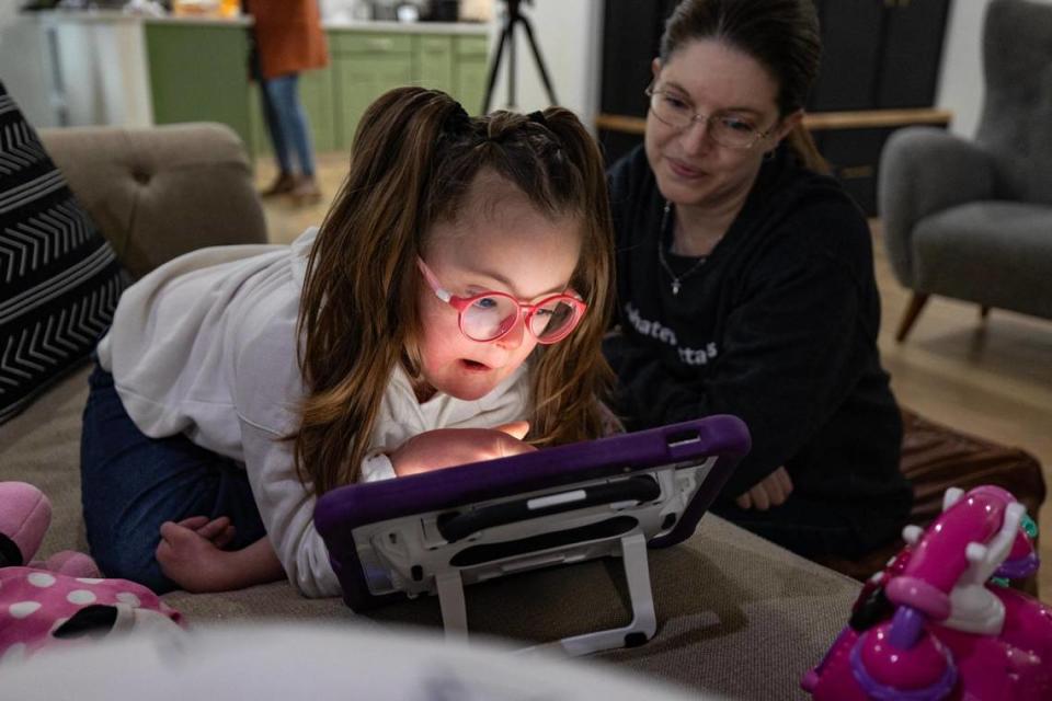 Nora Cerda, 7, works with her speech therapist Leanna Vollintine on Jan. 23. Vollintine, along with other speech language pathologists, campaigned to get Blue Cross Blue Shield of Texas to reverse rate cuts for speech language pathology services.