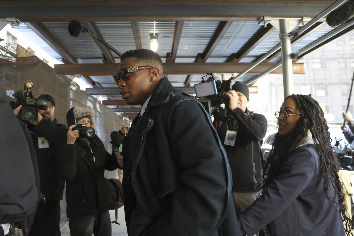 Jonathan Majors llega con su novia, Meagan Good, a las deliberaciones del jurado sobre su juicio por agresión menor en Manhattan, el 15 de diciembre de 2023. (Jefferson Siegel/The New York Times)