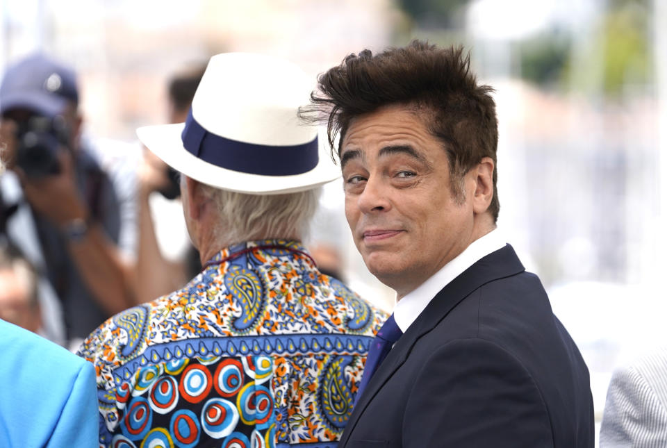 ARCHIVO - Benicio Del Toro posa en la sesión fotográfica de "The French Dispatch" en la 74a edición del Festival de Cine de Cannes, en Francia el 13 de julio de 2021. Del Toro recibirá el Premio Platino de Honor en los Premios Platino que se entregarán en Madrid el 22 de abril de 2023. (Foto AP/Brynn Anderson, archivo)