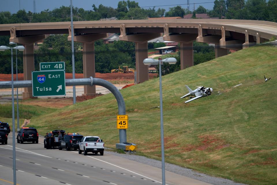 Plane makes crash landing Sunday near an Oklahoma City highway