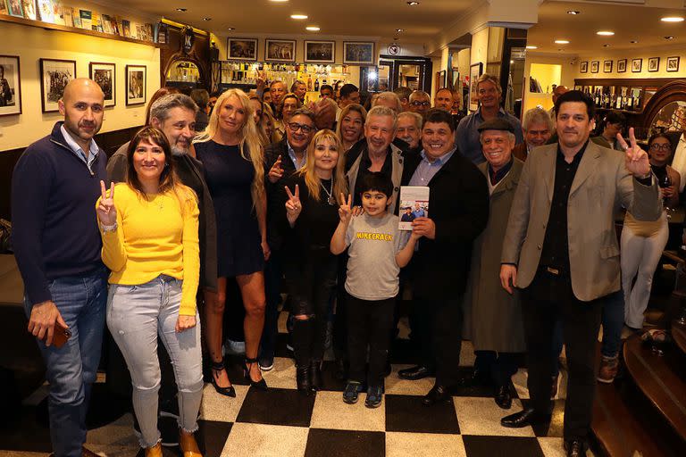 Amigos y familiares junto a Rudy Fernando Ulloa durante la presentación de su libro