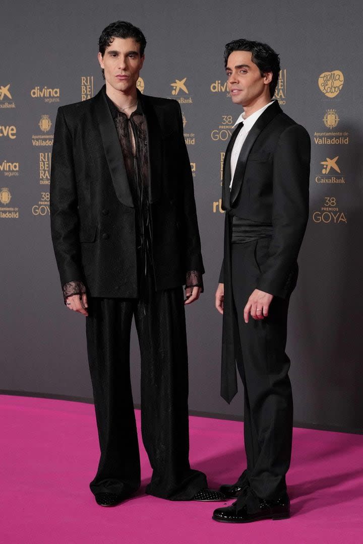 "Los Javis", la dupla creativa conformada por Javier Ambrossi y Javier Calvo, posaron elegantes en la alfombra rosa de los Goya. Junto con Ana Belén, serán los encargados de conducir el gran evento - Créditos: @CESAR MANSO