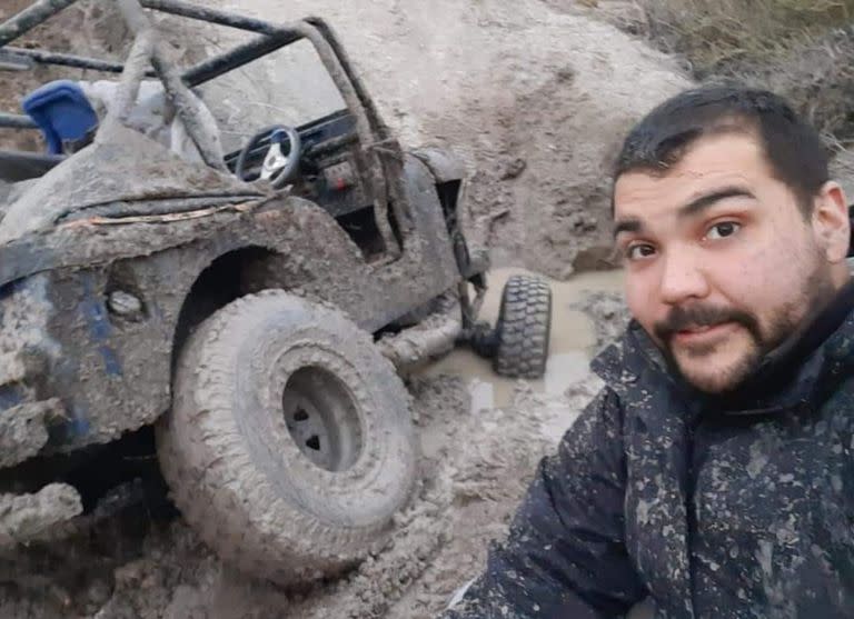 Antes del macabro hallazgo, un intenso operativo terrestre montado por la Policía en los campos ubicados en Puerto Visser -la zona en donde se encontró el cuatriciclo y adónde Barría había ido a pescar- sumó a la familia y amigos