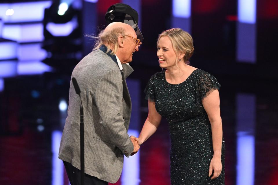 Diana Ochsenkühn begrüßt Komiker Otto Waalkes beim Bayerischen Fernsehpreis 2022 in München. 2014 schon wurde er da für sein Lebenswerk ausgezeichnet. Knapp zehn Jahre später steht seine Musik auf Platz eins der Single-Charts. Schafft auch nicht jeder. (Bild: 2022 Getty Images/Kerstin Joensson)