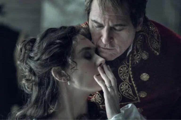 Los actores Vanessa Kirby y Joaquin Phoenix en la película 'Napoleón'.