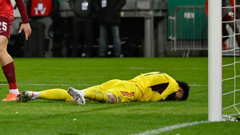 El arquero del local Saarbruecken Tim Schreiber, tras cometer un error ante el Kaiserlautern en semifinales de la Copa de Alemania, el 2 de abril de 2024 (Jean-Christophe Verhaegen)