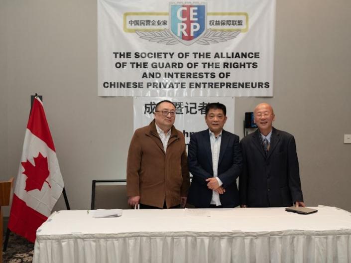 中國民營企業家權益保障聯盟於加拿大時間2日正式成立。圖左至右：聯盟項目主任黃寧宇，聯盟理事長孫金亮，以及聯盟秘書長沈甡(圖: 央廣特約記者張雅如攝)