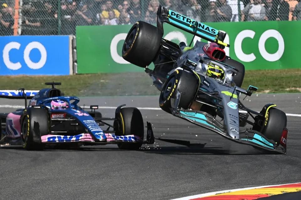 Las dos últimas temporadas han sido complicadas para Hamilton, que en la foto choca con Fernando Alonso en 2022. (John Thys/AFP vía Getty Images)