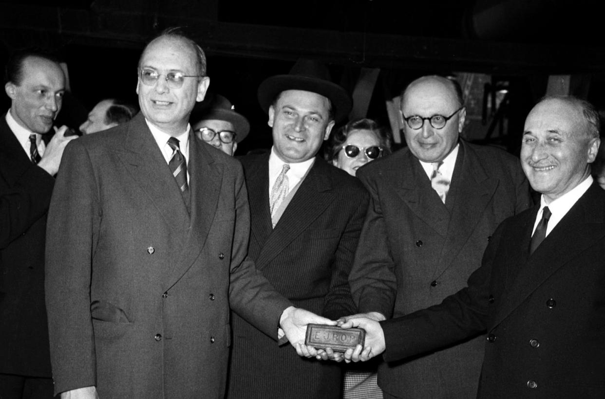 Am 30. April 1953 stellen Vertreter der Montanunion das erste Stahlstück vor, das als Symbol für die europäische Zusammenarbeit steht. Von links: Die Vertreter waren Franz Etzel (Deutschland), Albert Coppé (Belgien), Albert Wehrer (Niederlande) und Jean Monnet (Frankreich). (Bild: Phototek Luxemburg)