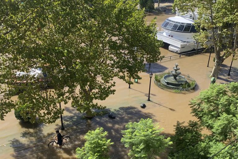 El centro de Tigre, cubierto de agua por la crecida