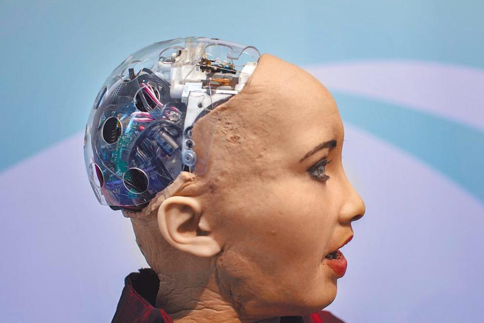 沈政男認為，AI距離大腦還差得非常遙遠。圖為漢森機器人技術公司開發的具有人工智慧的類人機器人。（示意圖／美聯社）