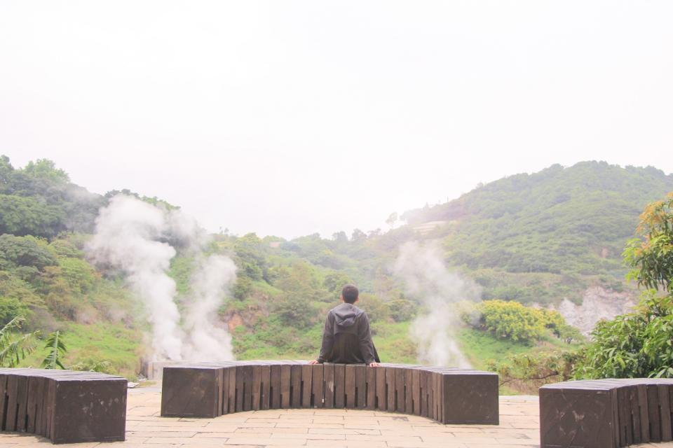 觀賞硫磺谷特殊地景。   圖：台北大地處／提供