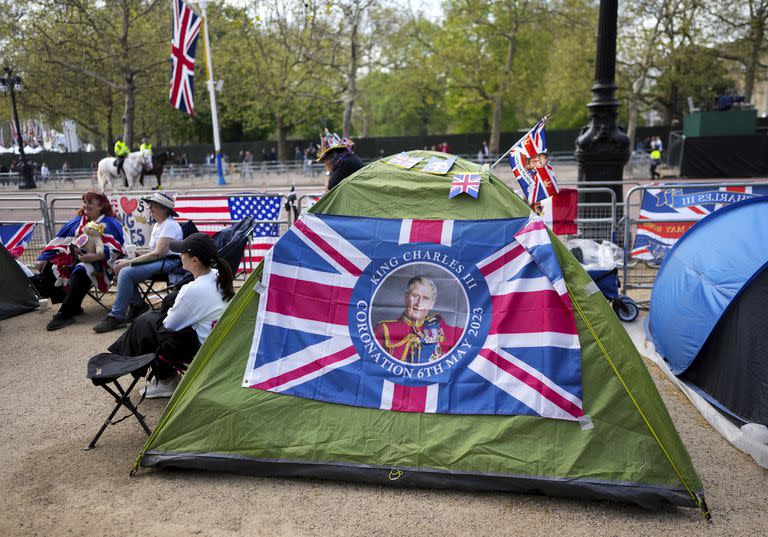 Mucha gente acampa cerca de Buckingham Palace a la espera de la ceremonia de coronación