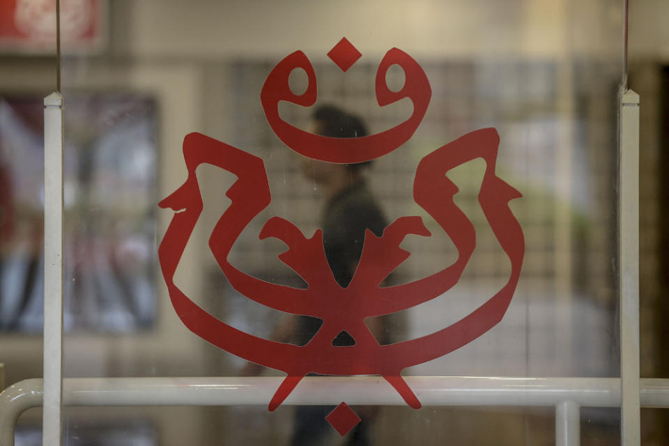 The Umno logo is seen in Kuala Lumpur June 17, 2018. — Picture by Hari Anggara