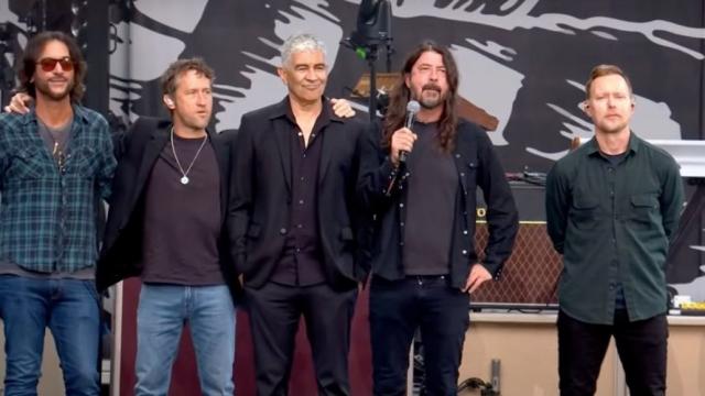 Grohl Joins Eilish for Acoustic Foo Fighters Tribute to Hawkins