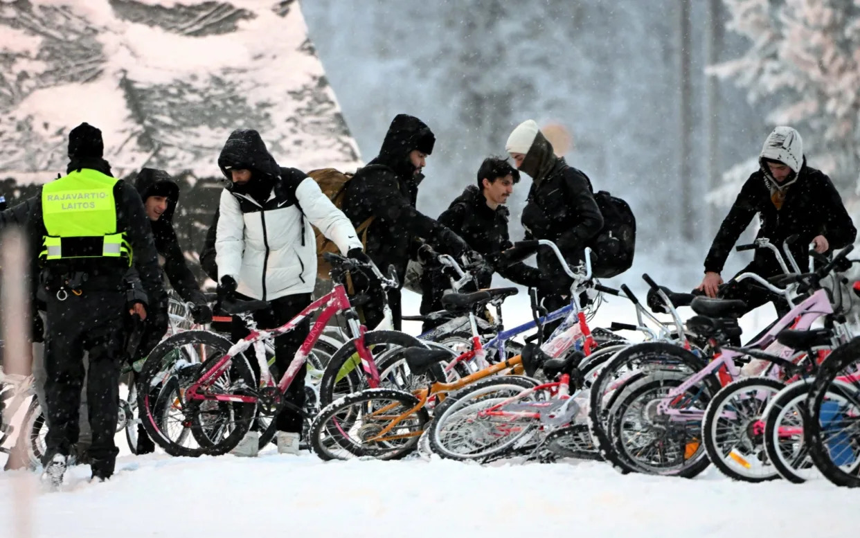 Người di cư bằng xe đạp biên giới Phần Lan