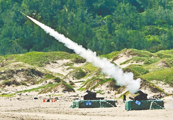 陸軍與海軍陸戰隊4日於屏東九棚地區執行「神弓操演」任務，操演全程以靶彈及靶機模擬敵軍，實施「復仇者飛彈車」實彈射擊。（季志翔攝）