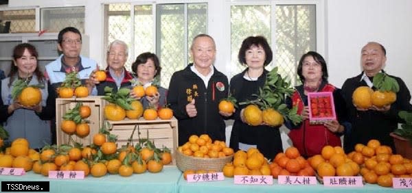 苗栗縣長徐耀昌（右四）與來賓共同為獅潭「橘莓戀」農特產品創新行銷活動代言造勢。（記者江乾松攝）