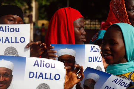 Supporters of candidate Aliou Diallo, leader of the Democratic Alliance for Peace (Alliance Democratique pour la Paix, or ADP-MALIBA) Party, attend an elelction rally in Bamako, Mali July 26, 2018. REUTERS/Luc Gnago