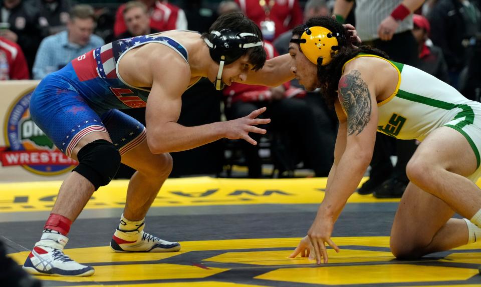 Olentangy Liberty's Tyler Deericks, left, faces off against Cincinnati Sycamore's Eugene Harney in the 157-pound state final in Division I.