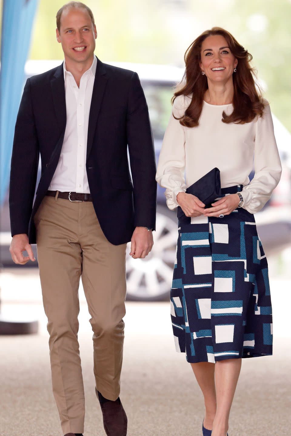 <p><em>May 16, <em>2016 —</em> </em>For the launch of the Heads Together campaign, Kate paired a printed midi-skirt and white blouse with a simple black clutch.</p>