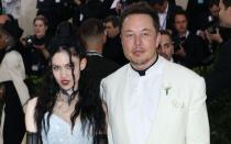 Sind sie noch zusammen oder nicht? Tesla-Gründer Elon Musk gab im September bekannt, dass er und die kanadische Musikerin Grimes sich nach drei Jahren Beziehung "halb getrennt" hätten. Sie würden sich immer noch lieben, sich regelmäßig sehen und sich gut verstehen, erklärte er "Page Six". Grimes stellt kurz darauf auf Instagram klar, dass sie "immer noch mit E leben" würde. (Bild: Taylor Hill/Getty Images)