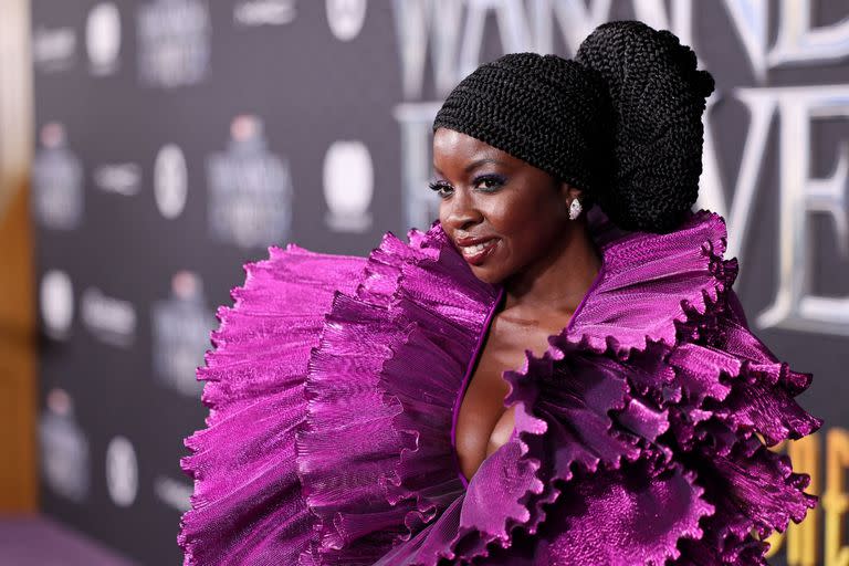 Danai Gurira: un vestido de alto vuelo a juego con un peinado recogido con volumen