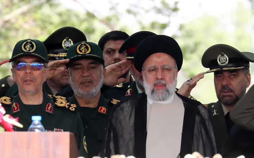 Iranian president Ebrahim Raisi flanked by Iranian IRGC and army generals