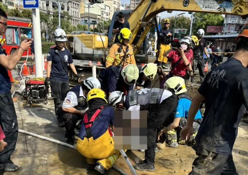 ▲高雄新興區民生一路一處工地建案，發生工地坍方意外，一名男子遭到土石掩埋，經救出送醫急救仍不幸宣告不治。（圖／翻攝畫面）