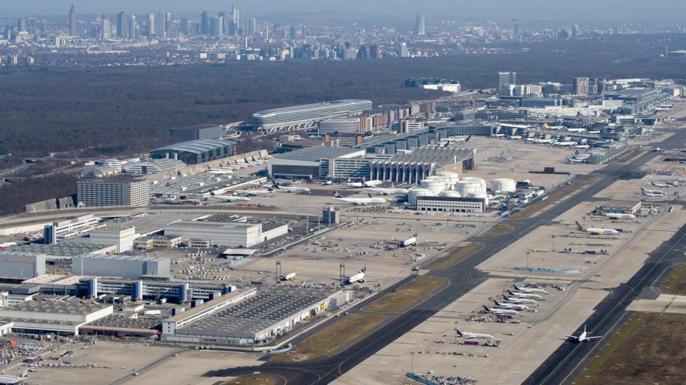 Übersicht über den Flughafen mit der Skyline der Frankfurter Innenstadt im Hintergrund.