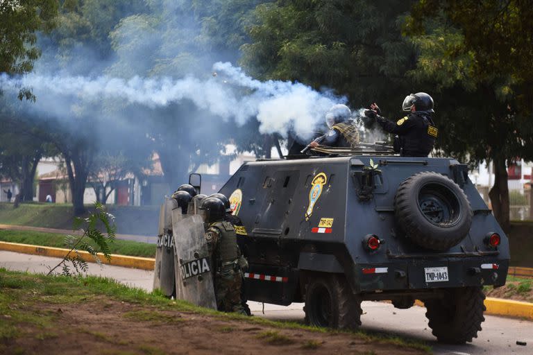 La policía lanza gases lacrimógenos en una protesta en Cuzco  